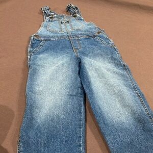 Toddler boys Oshkosh overalls, great condition, no stains or rips, gently used.